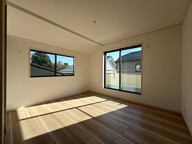 二階の洋室です。照明がなくても明るいので気持ち良く朝を迎えられそうです。