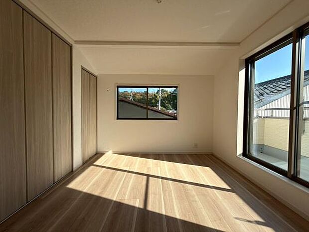 洋室7.5帖!バルコニー付きのお部屋です。日当たり良好です。