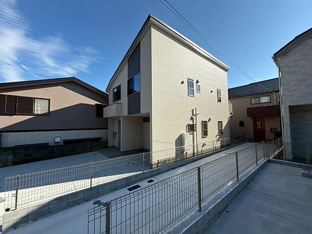 広々した前面道路で車の出し入れがしやすいです。バス通り沿いですが玄関から道路まで距離もございます。