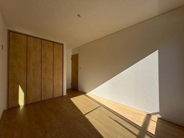 明るい居室ですね。収納力も◎