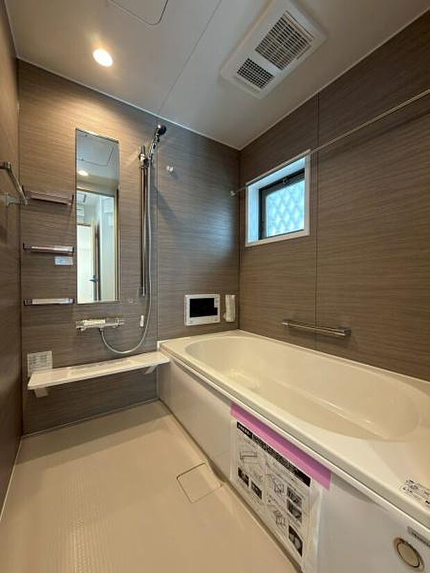 「くつろぎの贅沢バスタイム」 ゆったり足を伸ばせる、広々としたお風呂空間 一日の疲れを癒す、リラックスできるデザイン 心と体を温める、快適なバスタイム。嬉しい1616サイズ!