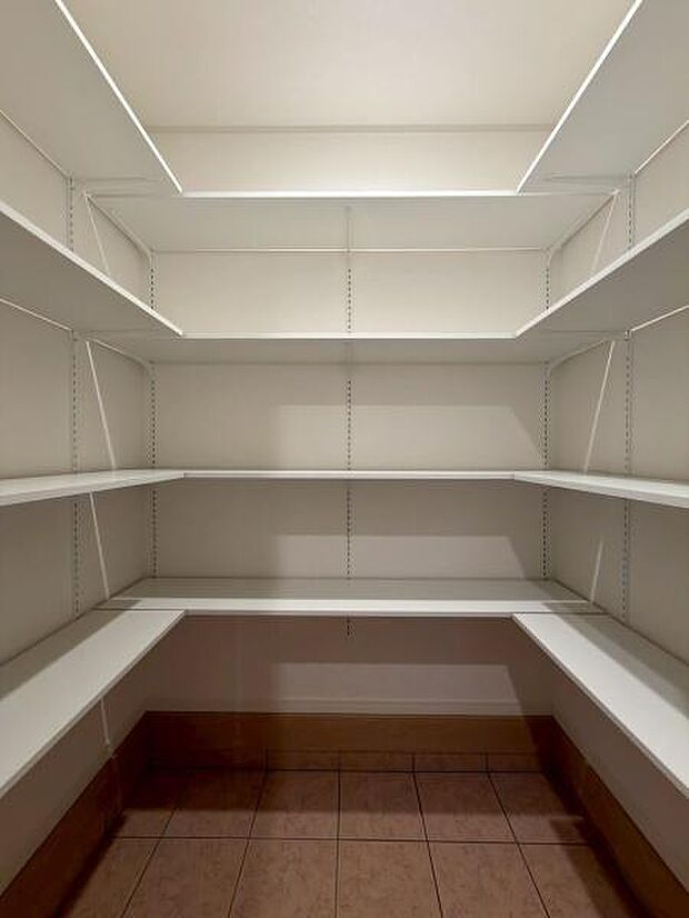 大容量のシューズクロークです。シューズボックスと別にあるのが嬉しいですよね。