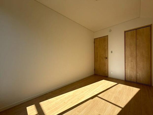 5帖洋室です。照明はございませんが、とても明るいです。