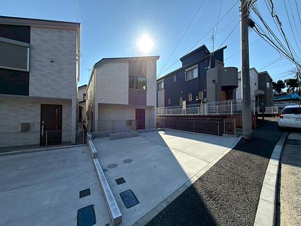 駐車場部分になります。二台駐車しても余裕がございます。