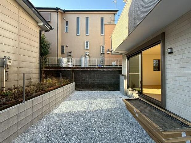 4号棟のお庭です。柵が取り付けられる予定です。