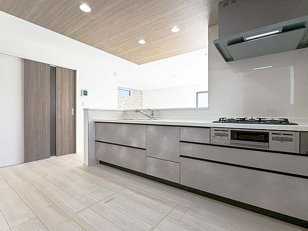 広々としたキッチンです。作業もしやすいです。収納力も〇