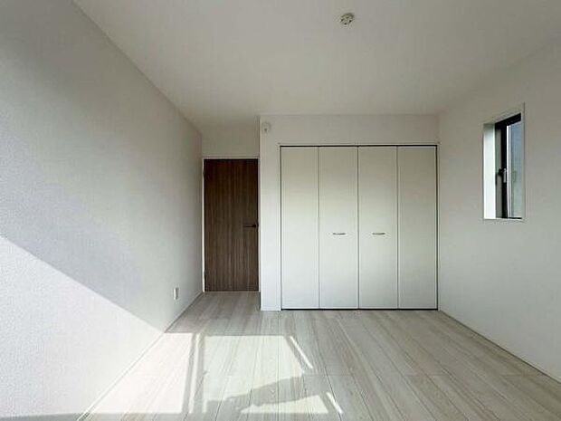 お子様部屋にちょうど良い広さの洋室ですね。