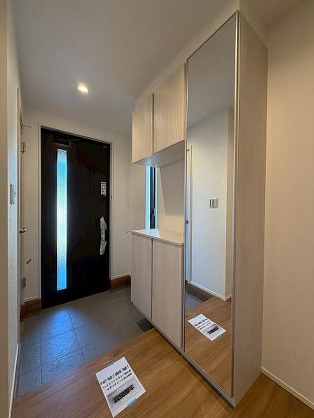 シューズボックスとシューズクロークと玄関です。収納力もあります。