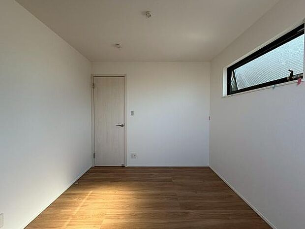 日当たりの良い居室です。大きなクローゼット付き。