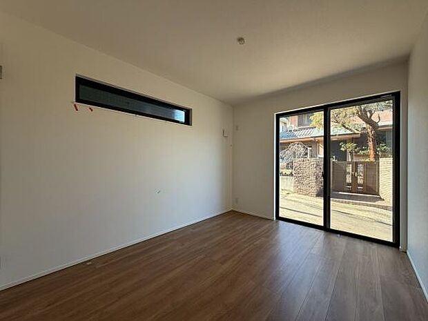 窓が多くて日当たりの良い居室です。大きなクローゼット付き!