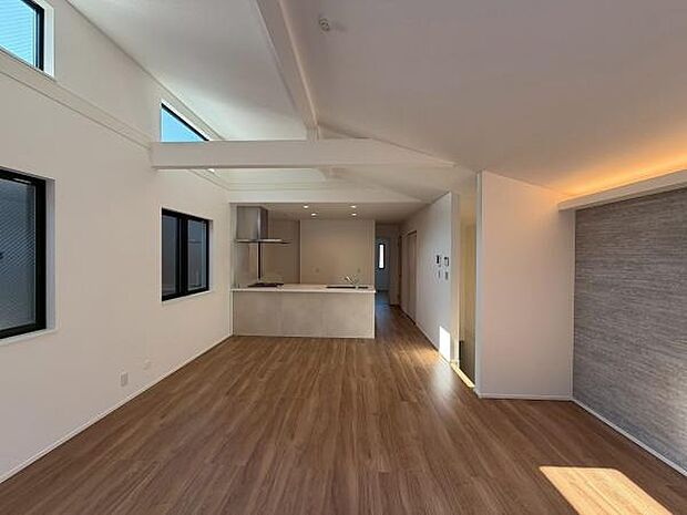 バルコニー側から見たリビングです。窓が多いので明るい日差しが差し込みます。広くて収納もございますので広々お使いいただけます。