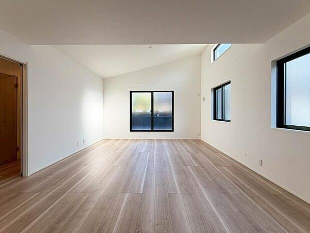 勾配天井で上質な暮らしを感じさせてくれます。毎日の暮らしの中で表情を変える場所ですが、いつもあたたかく家族を包み込んでくれる場所になるはずです。