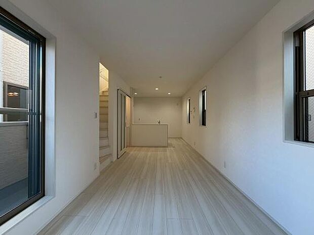 窓側から見たリビングです！