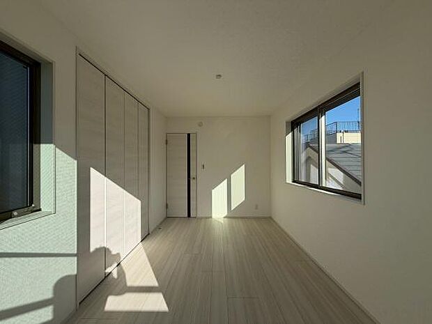 洋室側からのリビング・明るいです。