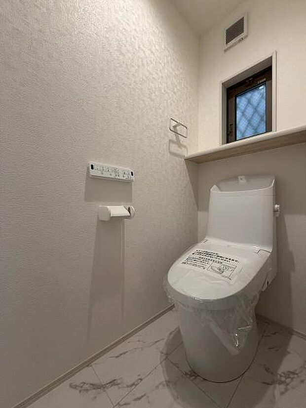 トイレです。棚付き窓付きです。