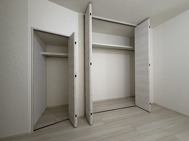 1Fの納戸5.9帖です。収納が沢山あります。