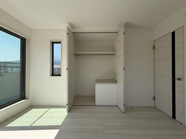 収納付の洋室です。寝室にいかがでしょうか。
