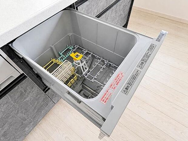 ビルトインタイプの食器洗浄乾燥機を備えたキッチン。食後の片付け時間を短縮でき、家事負担を軽減します。調理器具もまとめて洗いやすく、忙しい毎日にうれしい設備。手洗いの時間も減らせる便利な仕様です。