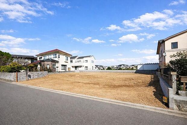 周辺には学校や買物施設もあり生活、子育てに適した環境が広がっています!「永住地」として、物件のご見学だけではなく、周辺の環境や通学できる学校についてもご相談ください。