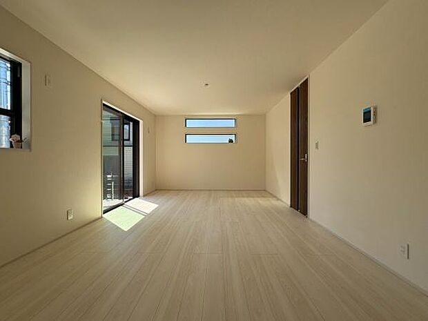 LDK20帖！広々したリビングは陽当り＋通風良好です！インテリアが考えやすい間取りなので家具・家電を揃えるのも楽しみの一つですね。