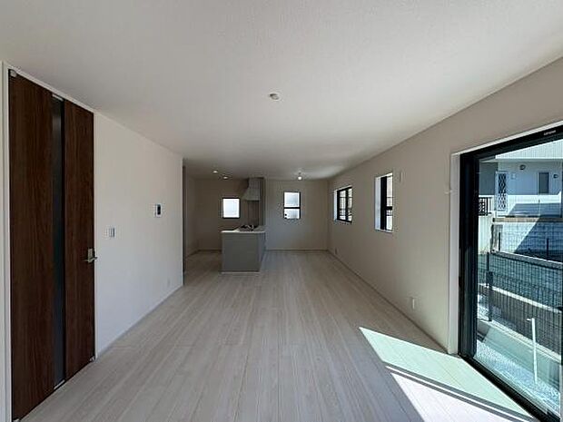 窓が多く通風が良い為湿気が籠る心配が少ないですね！ご家族がいつも集まる場所は心地の良い空間と広さですね！