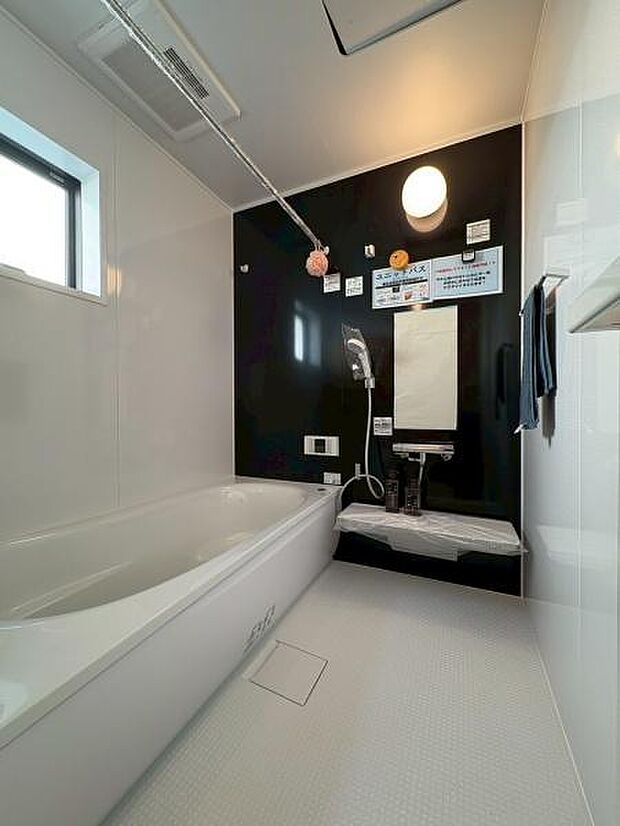 「くつろぎの贅沢バスタイム」 ゆったり足を伸ばせる、広々としたお風呂空間  一日の疲れを癒す、リラックスできるデザイン 心と体を温める、快適なバスタイム。