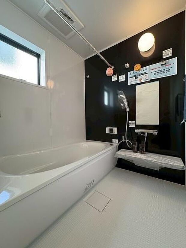 浴室壁の色合いがアクセントになり、かっこいい浴室。もちろん、追炊き機能付オートバスです。