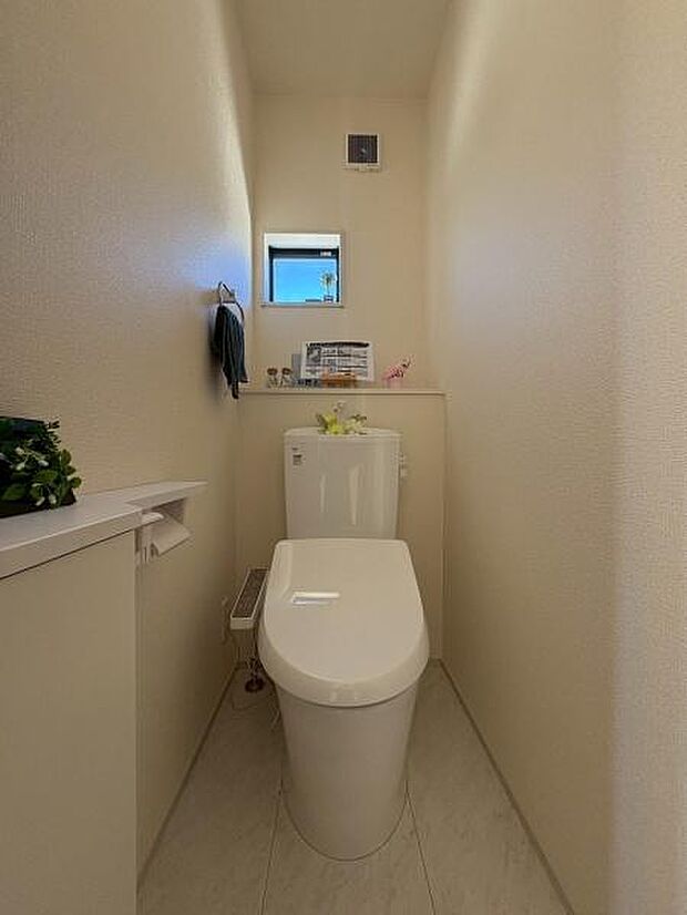 多機能パネル付きトイレです！1Fと2Fにトイレがあります。