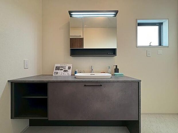 広々した明るい洗面室です！収納もございます。