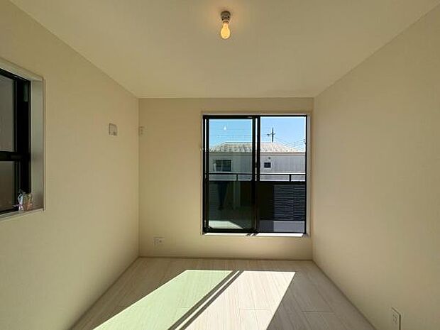 陽当りが良く照明がなくても昼間は明るいです！