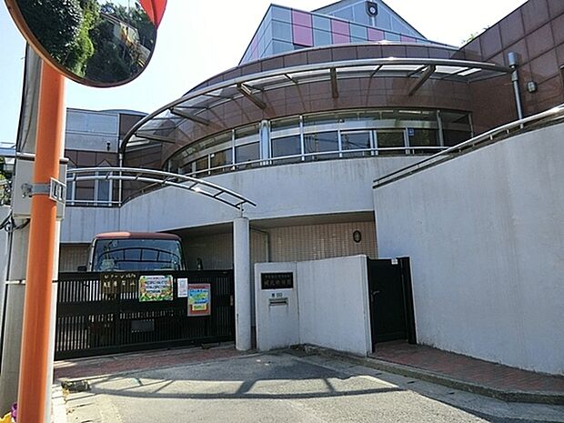 城北幼稚園まで828m