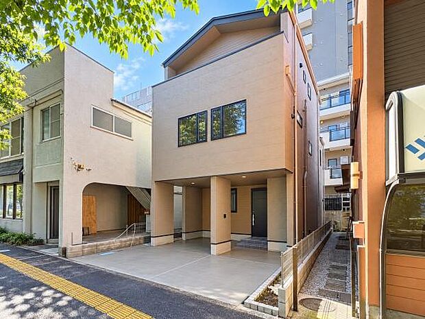 斜めから見ることで建物の立体感や奥行きがよく分かります。前面道路からの出入りもしやすく、ビルトイン車庫付きで実用性にも優れた住まい。周囲の街並みにも馴染む落ち着いた外観です。