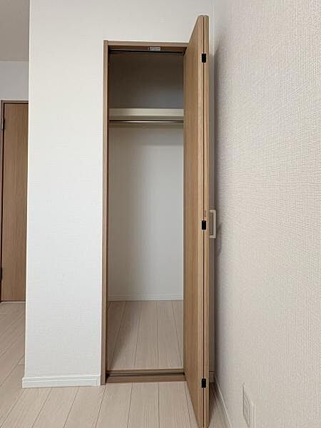枕棚付きの収納です。箱ものも収納出来て便利ですね