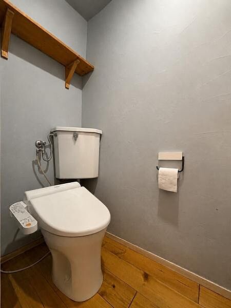 清潔感のあるトイレは、シンプルで使いやすい設計となっており、日々の暮らしに快適さと安心感をもたらします。