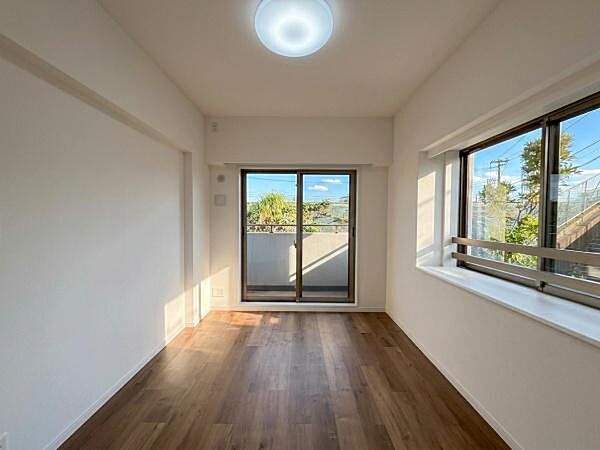 明るい陽射しが差し込む洋室です。2つの窓からたっぷり自然光が入り室内がより広く感じられます。シンプルで使いやすい空間は様々なインテリアに合わせやすいです。収納スペースも確保されています。
