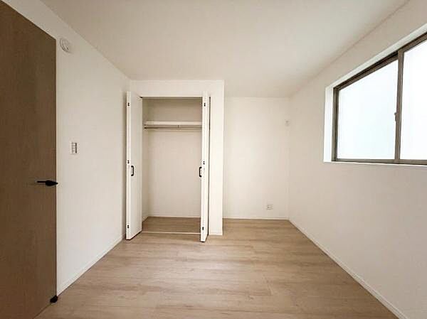 シンプルな内装が特徴の洋室です。大きな窓からしっかりと自然光が入ります。クローゼット付きで収納力にも配慮されています。白を基調とした明るい雰囲気も魅力的です。無駄のない空間設計が感じられます。