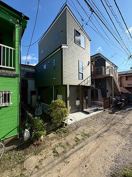 シンプルで端正な外観が印象的な建物です。