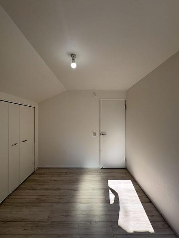クローゼットが備わっておりすっきりと使えます。天井の形状が室内に個性を与えています。窓からの自然光がやわらかく差し込みます。