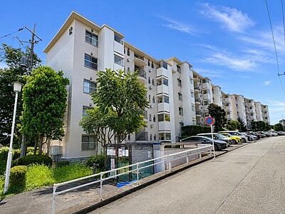 外観:青空に映える白基調の外観。整然とした住棟配置と開放感のある敷地が印象的です。緑も身近に感じられ、落ち着いた住環境の中で穏やかな暮らしをイメージできるマンションです。 外観:青空に映える白基調の外観。整然とした住棟配置と開放感のある敷地が印象的です。緑も身近に感じられ、落ち着いた住環境の中で穏やかな暮らしをイメージできるマンションです。