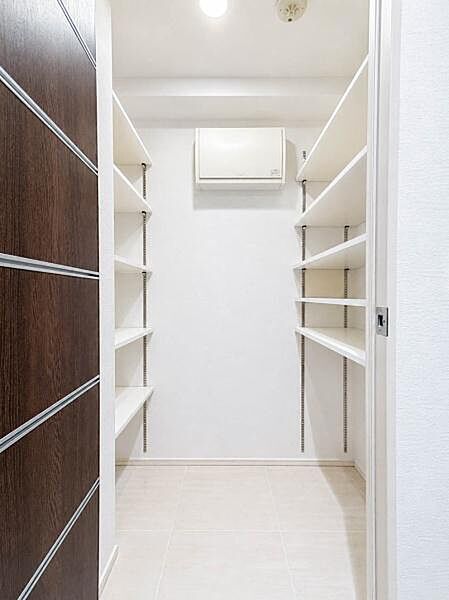 可動棚を豊富に備えたシューズクローク。靴はもちろん、傘やアウトドア用品、日用品などもまとめて収納でき、玄関まわりをすっきり保てます。収納力と使いやすさを兼ね備えた便利な空間です。