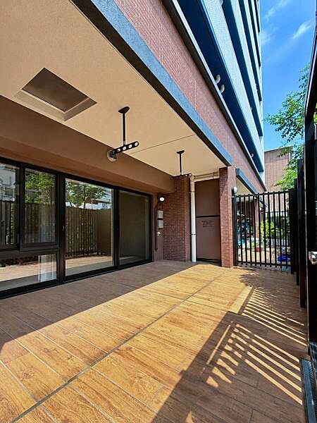 約5.4坪のゆとりある専用テラス。室内からフラット感覚でつながる開放的な空間で、外の空気を感じながら心地よく過ごせます。日常にもう一つの居場所をプラスできる魅力的なスペースです。