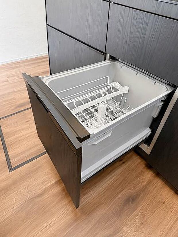 ビルトイン食洗機を備えた使い勝手の良いキッチンです。毎日の洗い物の負担を軽減し、家事時間の短縮にもつながるため、忙しいご家庭にも嬉しい便利な設備です。節水にもつながりやすい点も魅力です。時短も魅力。