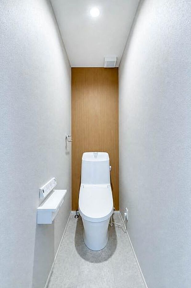 落ち着いた配色でまとめた清潔感のあるトイレです。シンプルながら上品な雰囲気があり、毎日気持ちよく使える快適な設備空間として暮らしをしっかり支えます。来客時にも好印象な空間です。清潔感も魅力です。