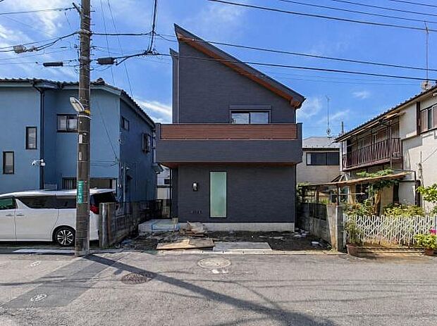 前面道路からもすっきり望めるスタイリッシュな外観です。重厚感のある色使いと端正なデザインが住まい全体の上質感を引き立て、存在感ある佇まいを演出します。帰宅するたびに愛着が深まる外観です。上質さも魅力。
