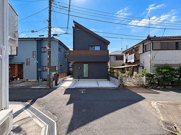 前面道路からもすっきり望めるスタイリッシュな外観です。重厚感のある色使いと端正なデザインが住まい全体の上質感を引き立て、存在感ある佇まいを演出します。帰宅するたびに愛着が深まる外観です。上質さも魅力。
