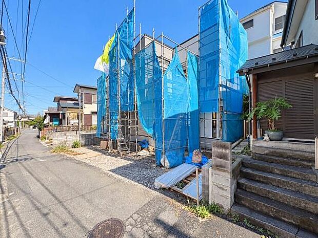 建物側面から撮影した現地写真。周辺は落ち着いた住宅街が広がり、前面道路や隣地との位置関係も確認できます。工事の進捗とともに住まいの全体像が少しずつ見えてきました。現地見学もお気軽にどうぞ。