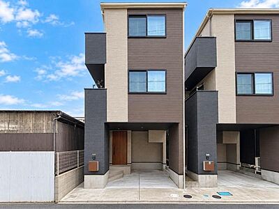 外観：ダークトーンと木目調を組み合わせたスタイリッシュな外観。3階建てならではの存在感があり、すっきりとした直線的なデザインが街並みに映える、モダンで落ち着いた印象の住まいです。統一感ある佇まい。