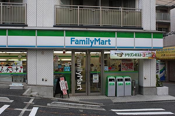 ファミリーマート牛込柳町駅前店まで385m
