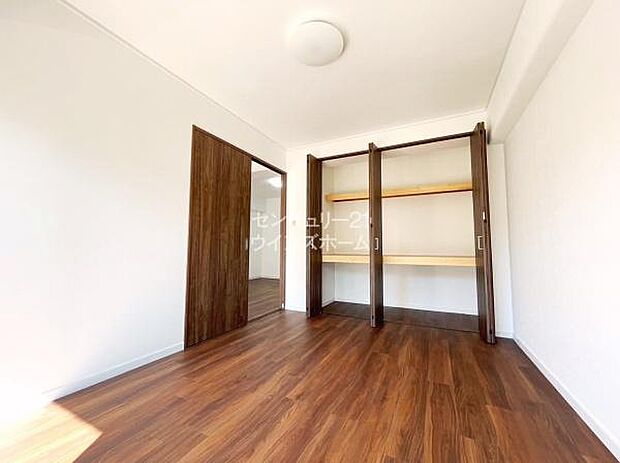 どんなお部屋にもコーディネートできるよう、流行に左右されないシンプルな設計の洋室。たっぷりの収納で居住空間を広く確保できます！クロスや床材を張替えてあるので明るく綺麗ですね！