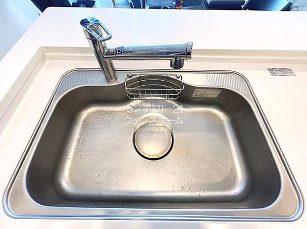 食器や野菜などの水洗いや、シンクのお掃除がスムーズにこなせるハンドシャワーのついた水栓。浄水器一体型なので便利です！浄水を通したお水は、安心してお料理に使えますね。